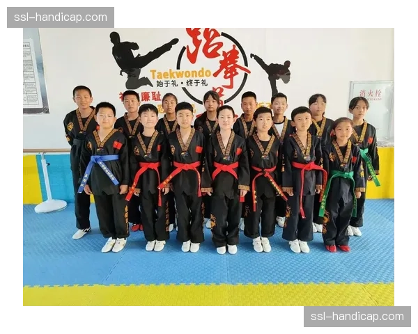 赛场暖心一幕：对手道服意外破损，运动员主动提供备用道服